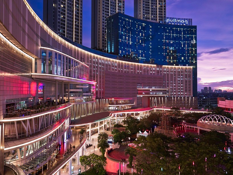 (sumber foto: pullmanjakartacentralpark.com) Exterior night