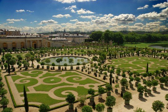 (sumber foto: georgeweigel.net) Versailles.gardens.overhead2