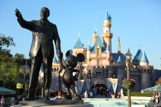 (sumber foto: reallifelatina.com) B8E2J6 Walt Disney and Mickey Mouse statue at Disneyland California. Image shot 2009. Exact date unknown.