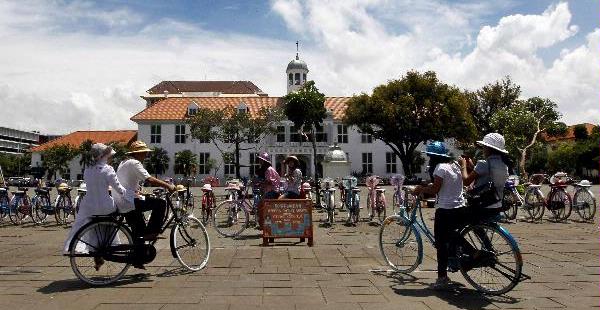 (sumber foto: jakartalama.wordpress.com - Kompas image/Dhoni Setiawan) sepedakotatua