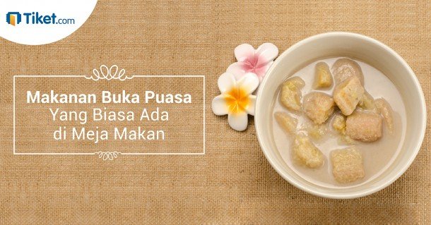 Makan berbuka puasa di meja makan