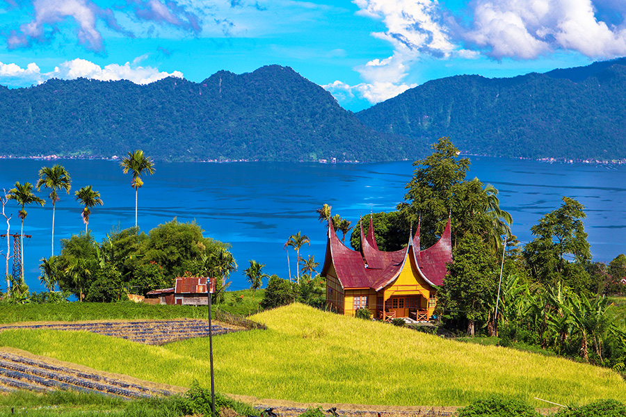tempat wisata di padang - Danau Maninjau