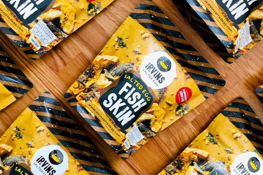 oleh oleh makanan singapore - Irvins Salted Egg Chips