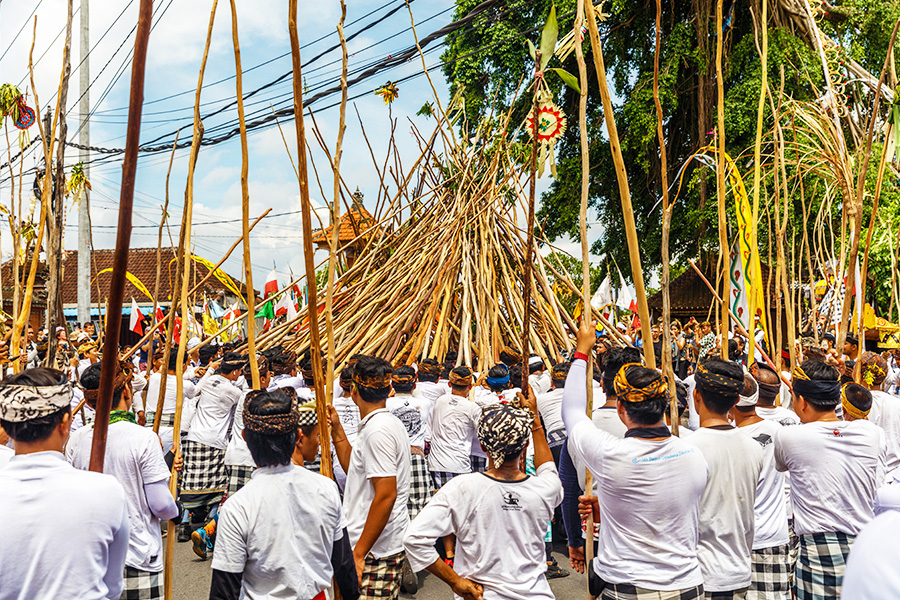 upacara adat di bali - Upacara Mekotek