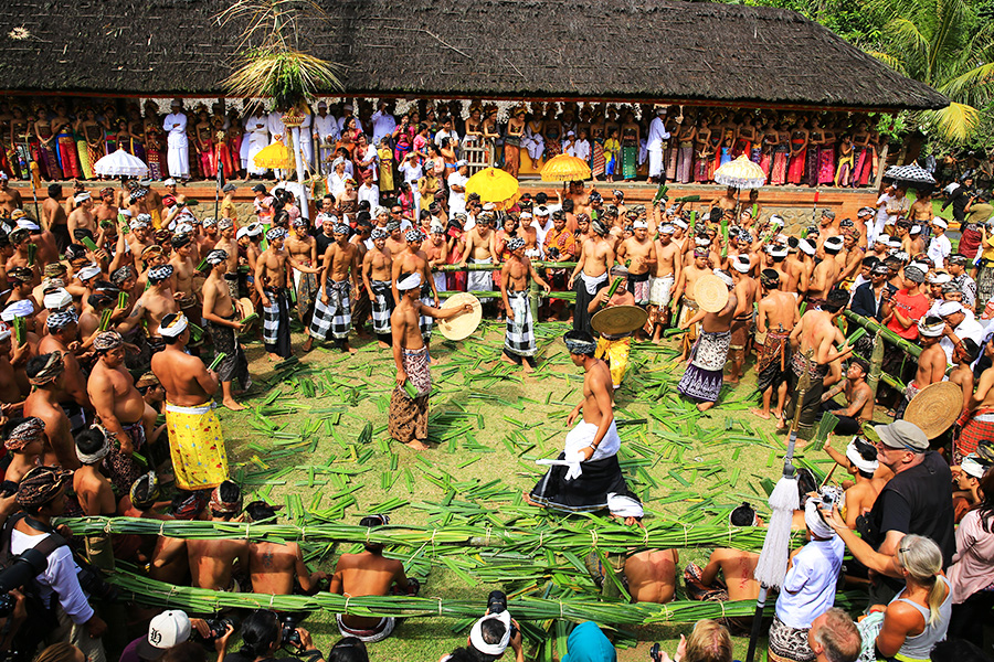 upacara adat di bali - Mekare-Kare