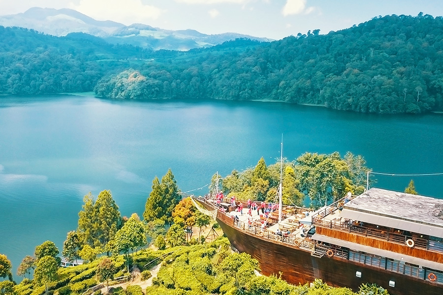 wisata alam bandung - Glamping Lakeside Rancabali