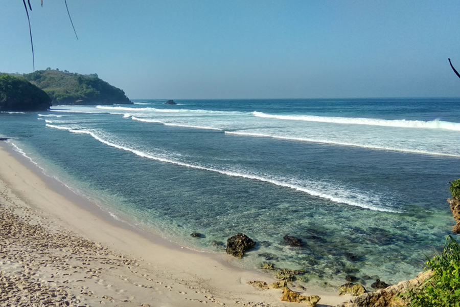 pantai di jawa timur