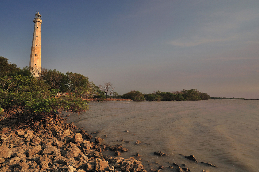 pantai di jawa timur