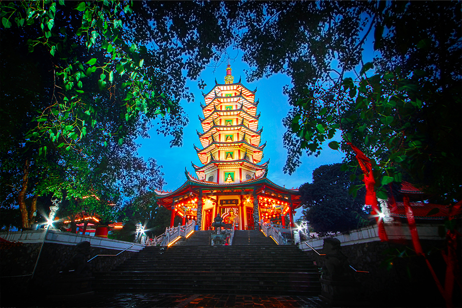 wisata keluarga di semarang - Pagoda Avalokitesvara