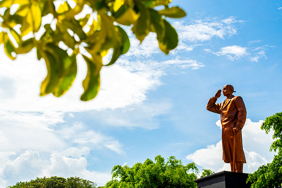 wisata balikpapan - Monumen Jenderal Sudirman dan Pantai Monpera