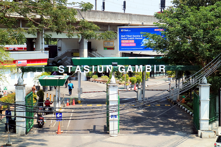 stasiun kereta terbesar di indonesia - Stasiun Gambir