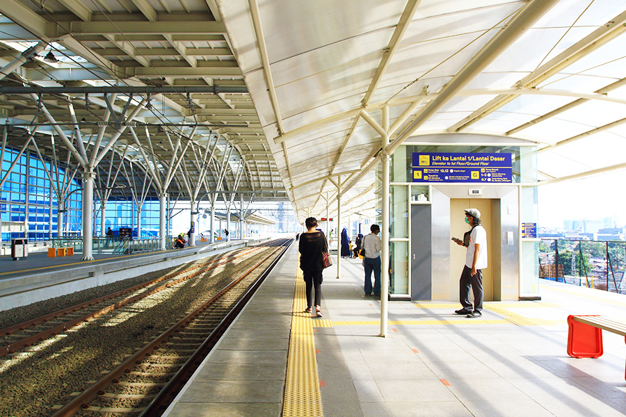 stasiun kereta terbesar di indonesia - Stasiun Manggarai