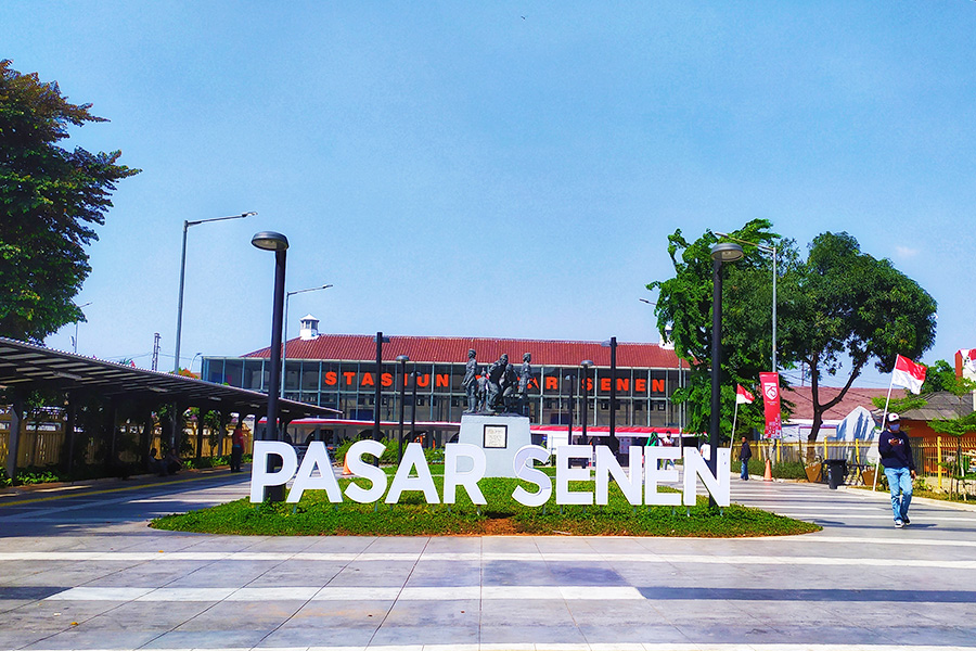 stasiun kereta terbesar di indonesia - Stasiun Pasar Senen
