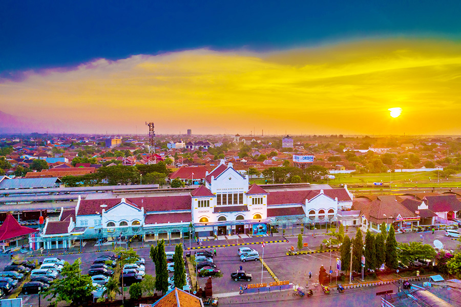 stasiun kereta terbesar di indonesia - Stasiun Cirebon