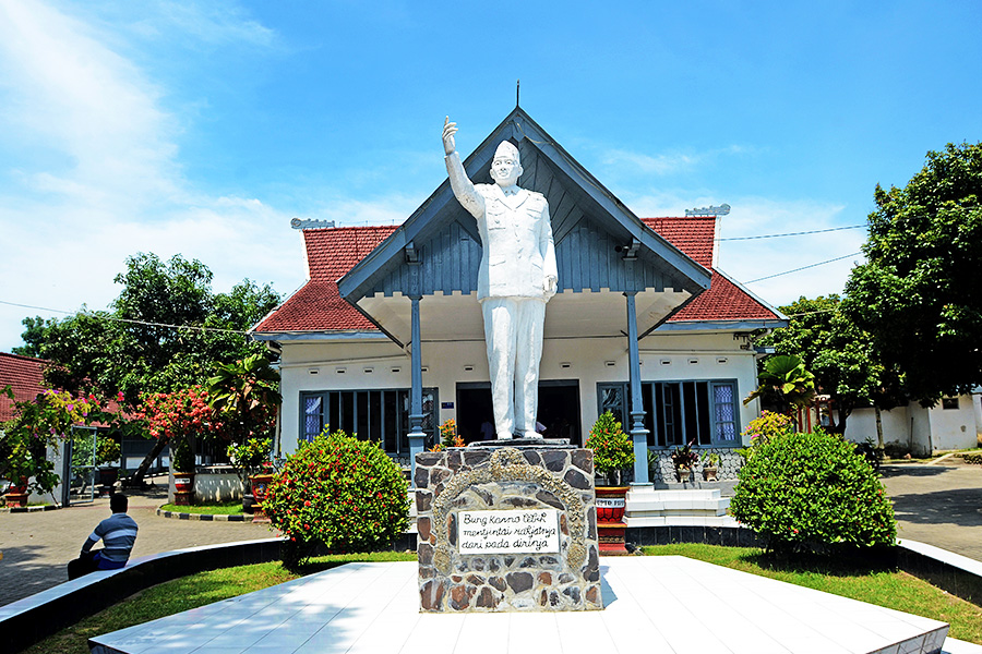 tempat bersejarah di indonesia - Istana Gebang Blitar
