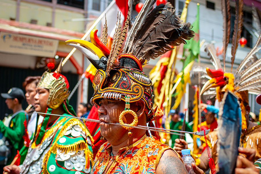 tradisi imlek di indonesia - Pawai Tatung di Singkawang