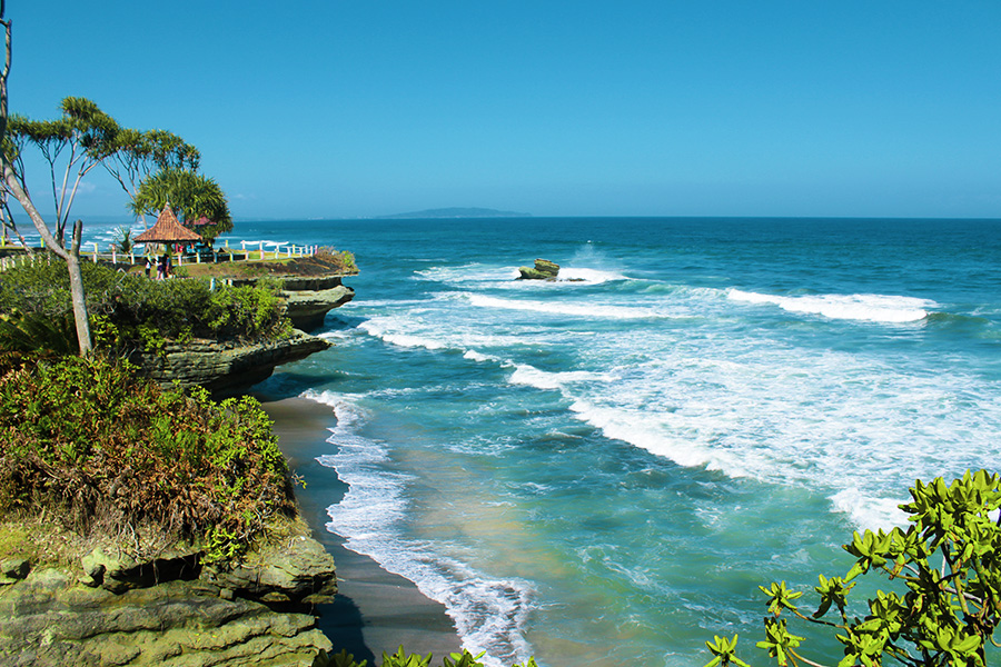 tempat wisata di pangandaran - Pantai Batu Hiu
