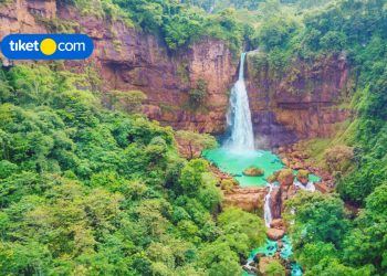 Explore Sukabumi: Enjoy Wonderful Nature from Waterfalls to Beaches!