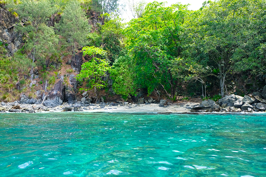 Laut dengan Air Biru Tosca di Pantai Panjang Likupang