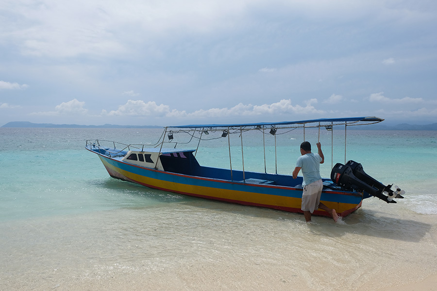 Pemandangan Pulau Lihaga Likupang - Nelayan Menepikan Perahu