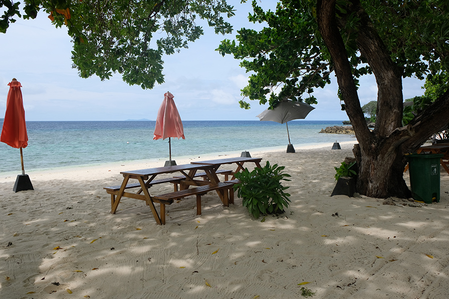Wisata ke Pulau Lihaga Likupang - Tempat Duduk Disediakan untuk Pengunjung