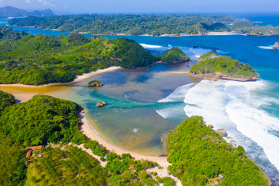 pantai di jawa timur - Teluk Asmara