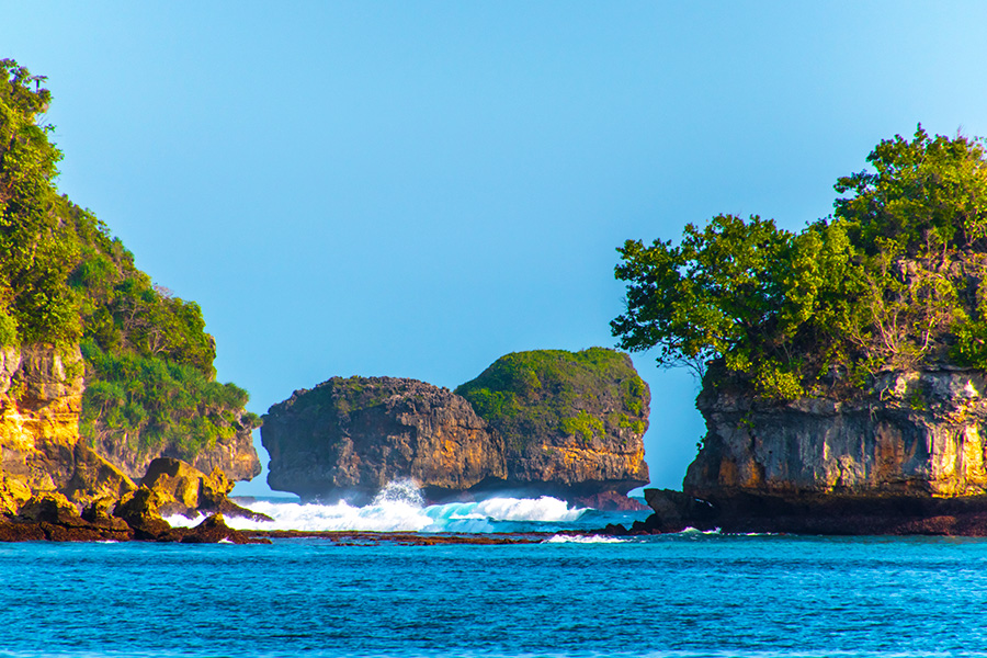 pantai di jawa timur - Pantai Tiga Warna 