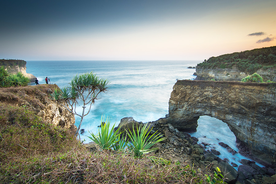pantai di jawa timur - Pantai Karang Bolong