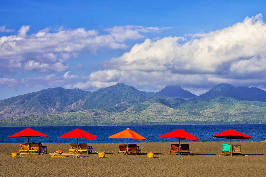 pantai di jawa timur - Pantai Pulau Merah