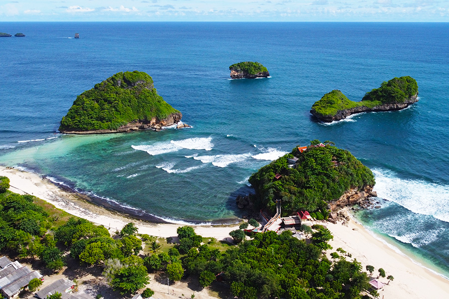 pantai di jawa timur - Pantai Goa Cina