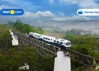 Liburan Pake Kereta Api Wisata, Apa Perbedaannya Ya?