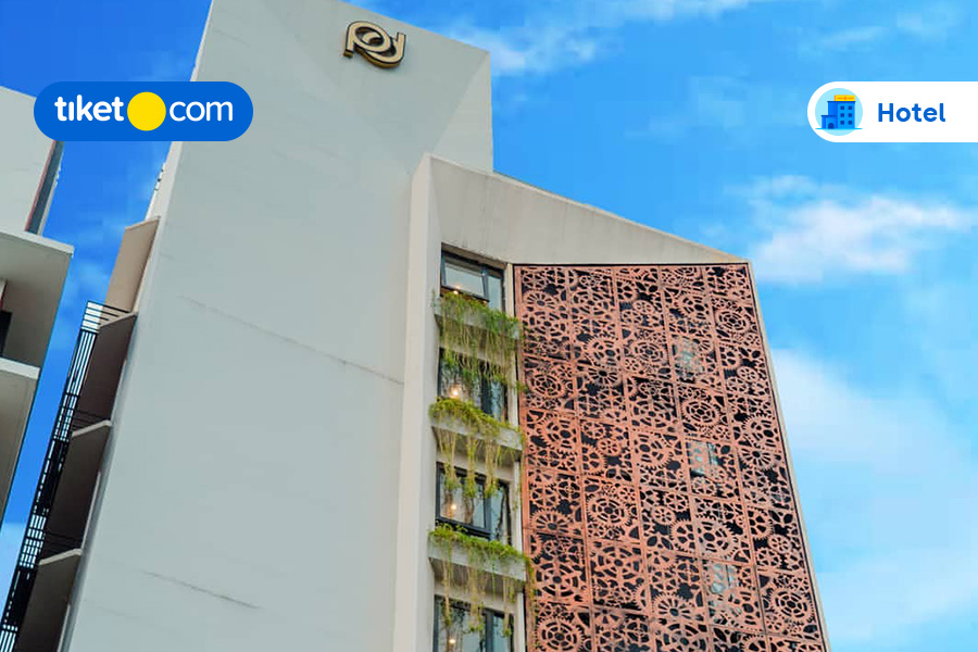 Unik! Hotel Ini Punya Dasar Kolam Renang yang Kelihatan dari Lobi!