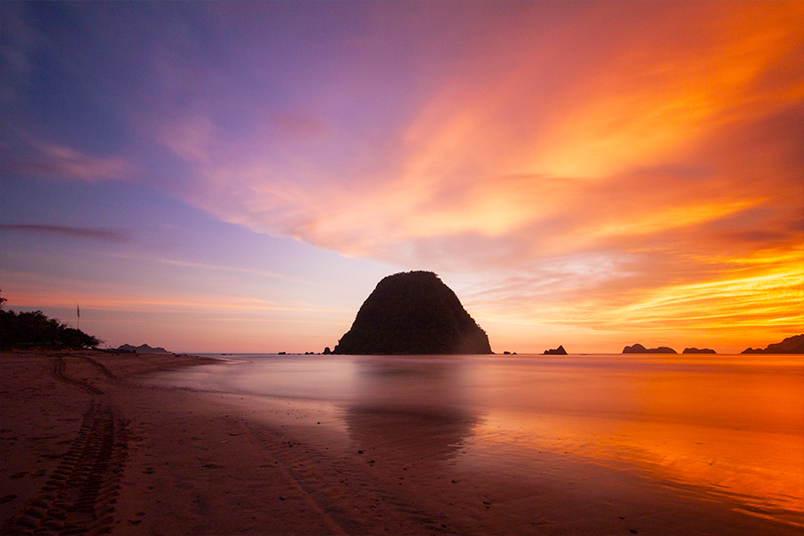 wisata banyuwangi - Pantai Pulau Merah