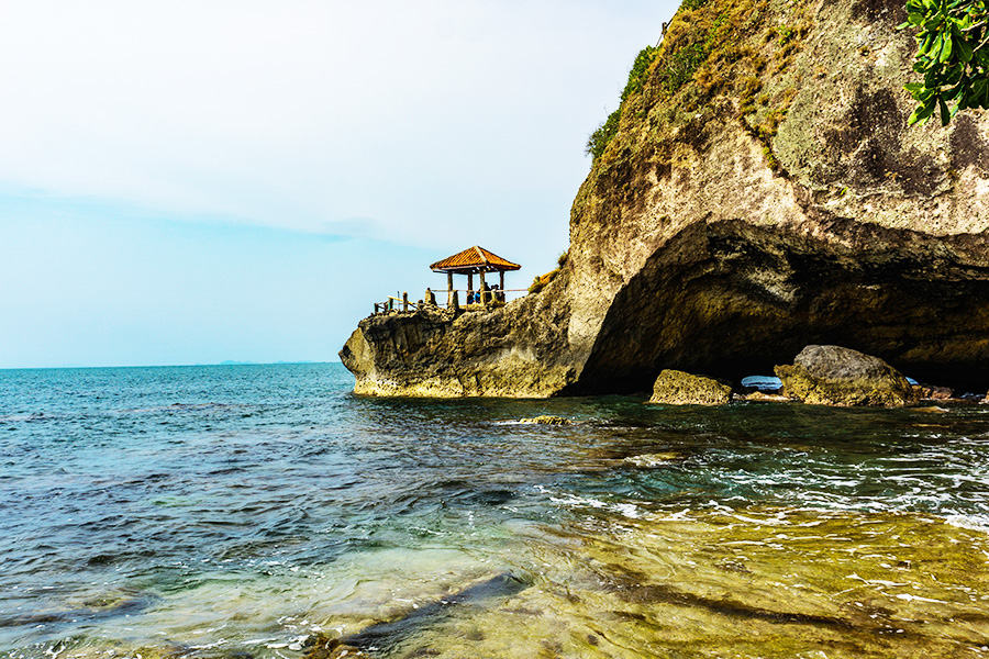 Pantai Karang Bolong