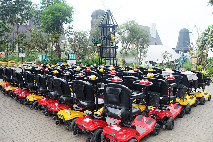 Lembang Park Zoo - berkeliling dengan scooter