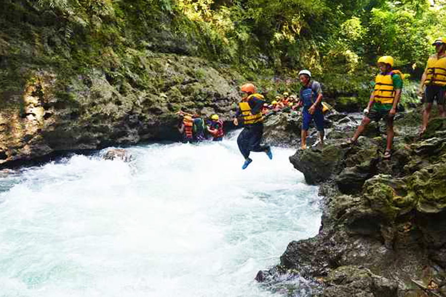 Lompat dari tebing Green Canyon