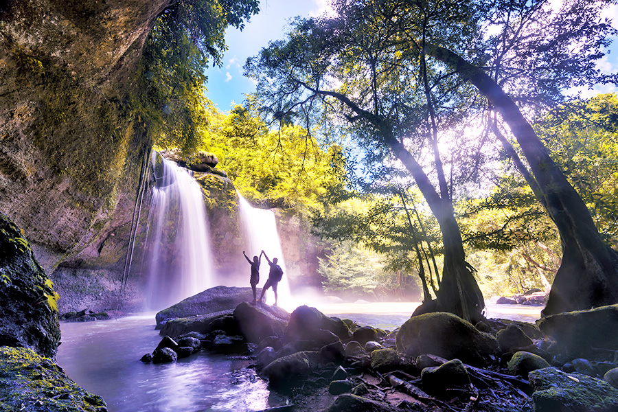 Pasangan sedang berfoto di Heo Suwat Waterfall di Khao Yai National Park 