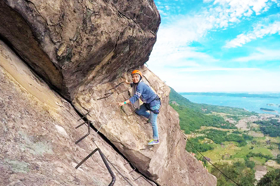 Mendaki gunung parang via ferrata, salah satu wisata alam di jawa barat bagi penyuka adrenalin