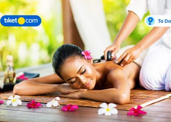 Wanita sedang melakukan spa di bali dengan wajah bahagi dengan harga murah