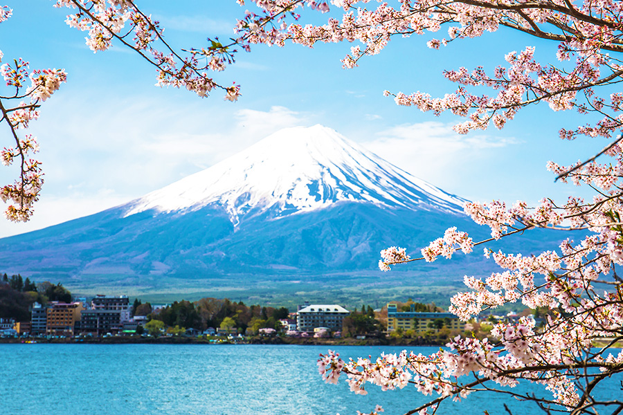 Gunung Fuji, gunung paling terkenal dan suci di Jepang.