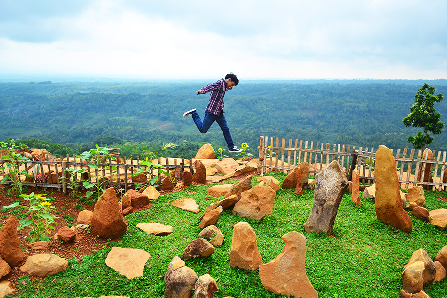 tempat wisata di nganjuk - Bukit Batu Songgong
