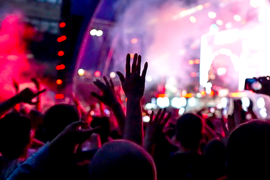 Nonton konser bisa jadi tempat ngabuburit juga, lho!