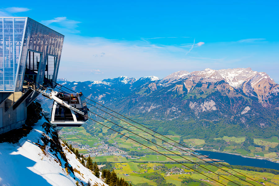 cable car yang bisa kamu nikmati dengan paket liburan di swiss