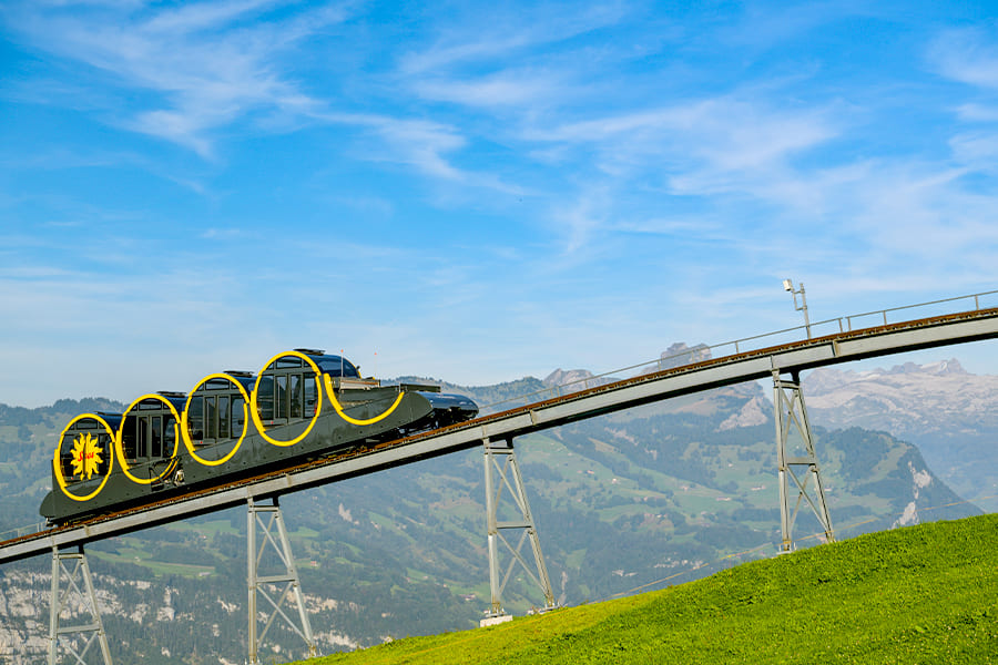 kereta funicular yang mengantarkan ke stoos bisa didapatkan dengan paket liburan di swiss