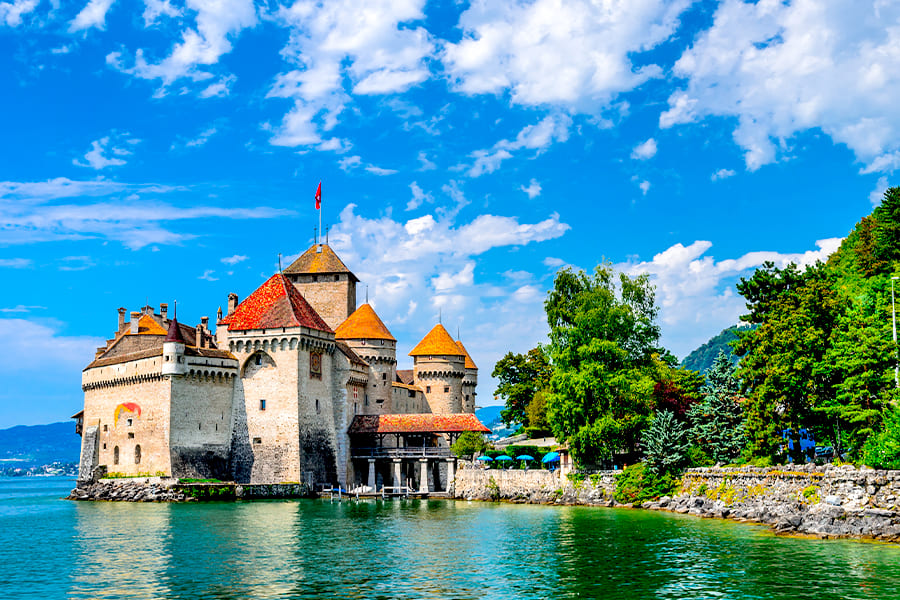 kastil chillon yang bisa kamu datangi secara gratis dengan paket liburan di swiss
