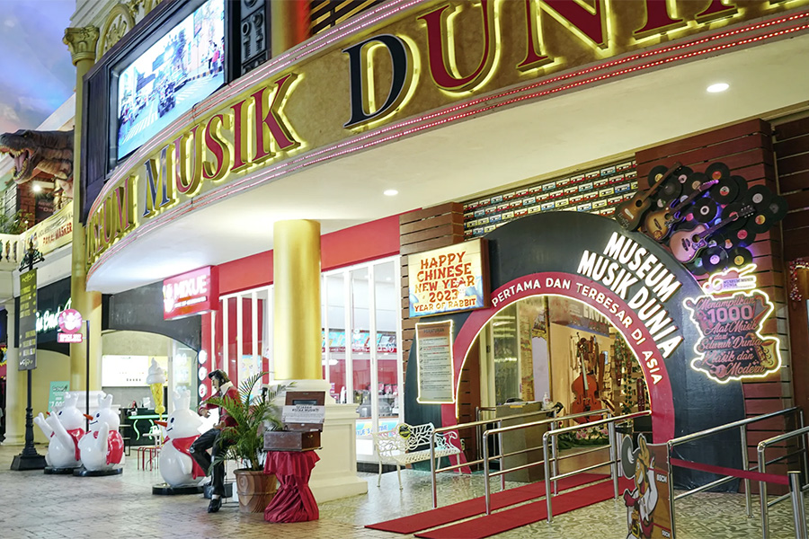 Mix and match your preference during museum date in Jatim Park 3.