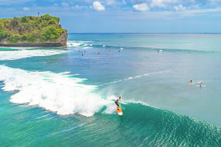 Pantai dengan Ombak Terbesar di Indonesia