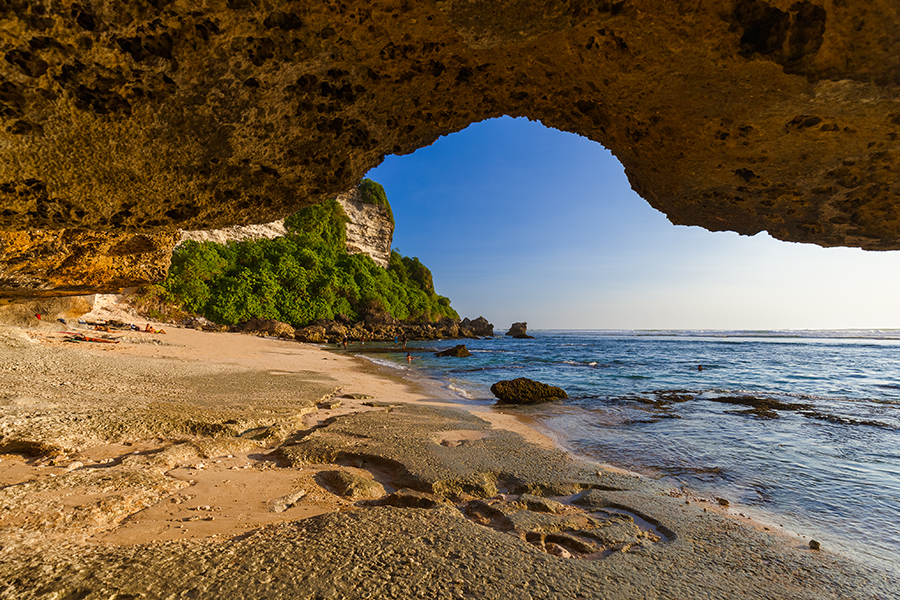 Pantai dengan Ombak Terbesar di Indonesia