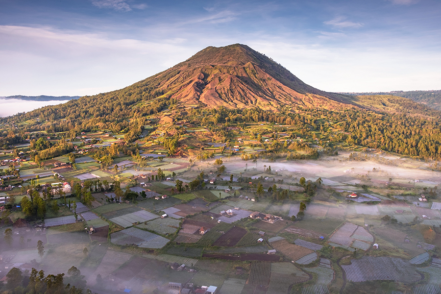 Perbedaan signifikan juga tampak dari cara mereka menyikapi upacara kematian. Bali Jawa memilih untuk membakar jenazah orang yang meninggal. Padahal Kaum Bali Mula tidak demikian, mereka menguburkannya.