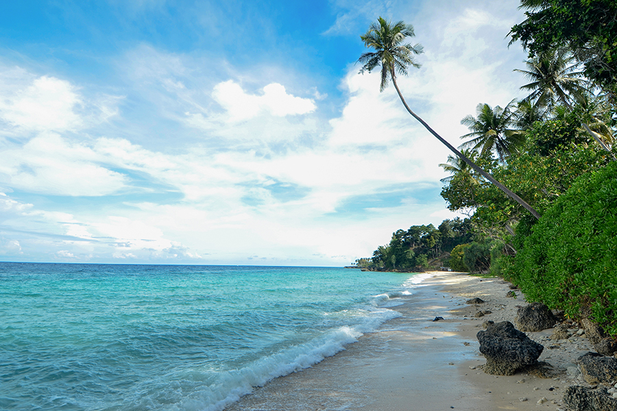 sumur tiga beach